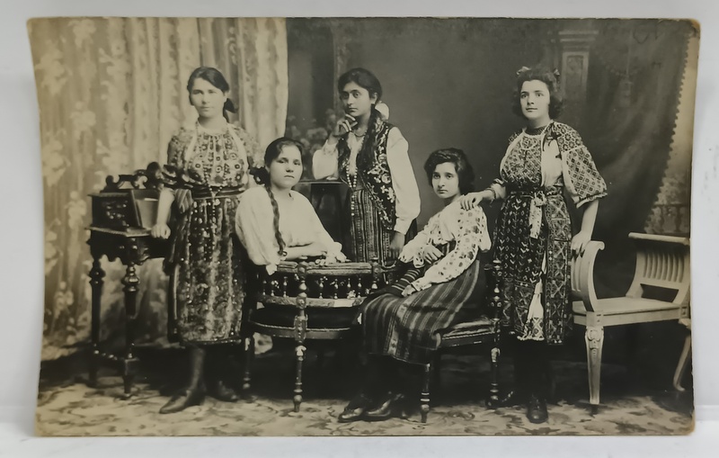 5 TINERE IN COSTUME POPULARE , FOTOGRAFIE IN STUDIO , FORMAT CARTE POSTALA , INCEPUTUL SEC. XX