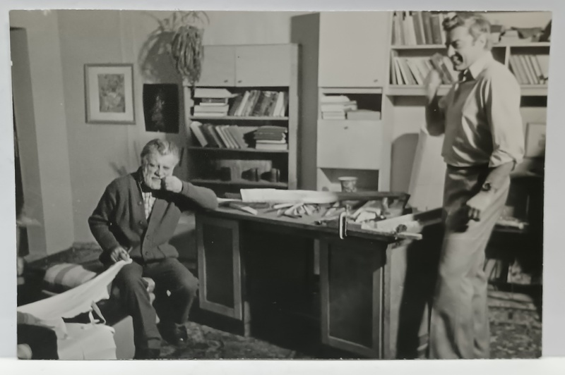 ACTORII ERNEST MAFTEI si SILVIU STANCULESCU  , IN TIMPUL UNEI FILMARI , IN INTERIOR , FOTOGRAFIE , 1984