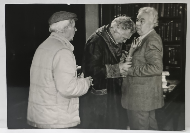 ACTORII MARIAN HUDAC , CONSTANTIN CODRESCU si REGIZORUL AUREL MIHELES , IN TIMPUL FILMARII LA ' ENIGMELE SE EXPLICA  IN ZORI ' , FOTOGRAFIE , 1987