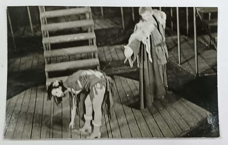 ACTORII MIHAI PALADESCU si ANCA PANDREA , IN PIESA ' CERCUL DE CRETA CAUCAZIAN ' , TEATRUL DE COMEDIE , 1977