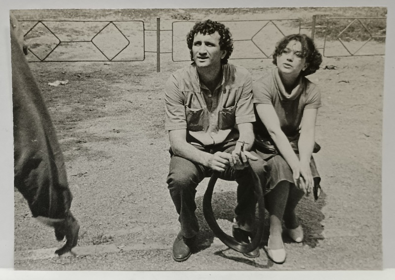 ACTORII SERBAN IONESCU si VIRGINIA MIREA , IN TIMPUL UNEI FILMARI , IN EXTERIOR , FOTOGRAFIE , 1985