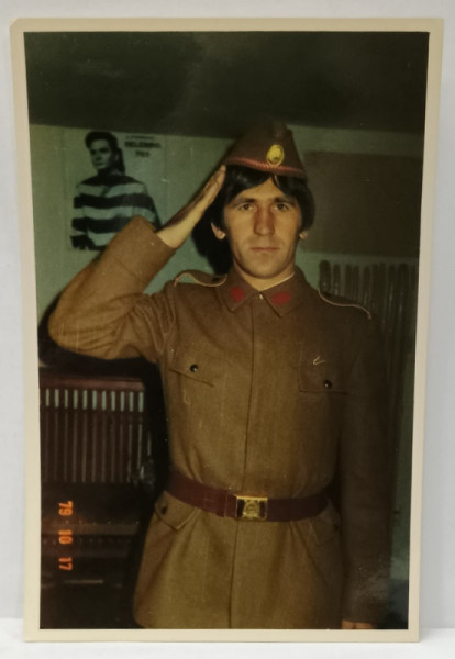 ACTORUL GEORGE MIHAITA IN UNIFORMA MILITARA DE T.R. - ist , SALUTAND ,  FOTOGRAFIE COLOR , 17. OCT. 1979