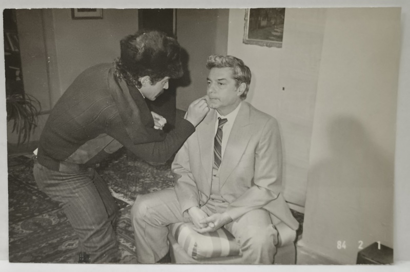 ACTORUL SILVIU STANCULESCU LA UN RETUS DE MACHIAJ IN TIMPUL FILMARILOR , 1984 , FOTOGRAFIE