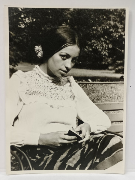 ACTRITA  ADRIANA TRANDAFIR , FOTOGRAFIE IN EXTERIOR , 1979