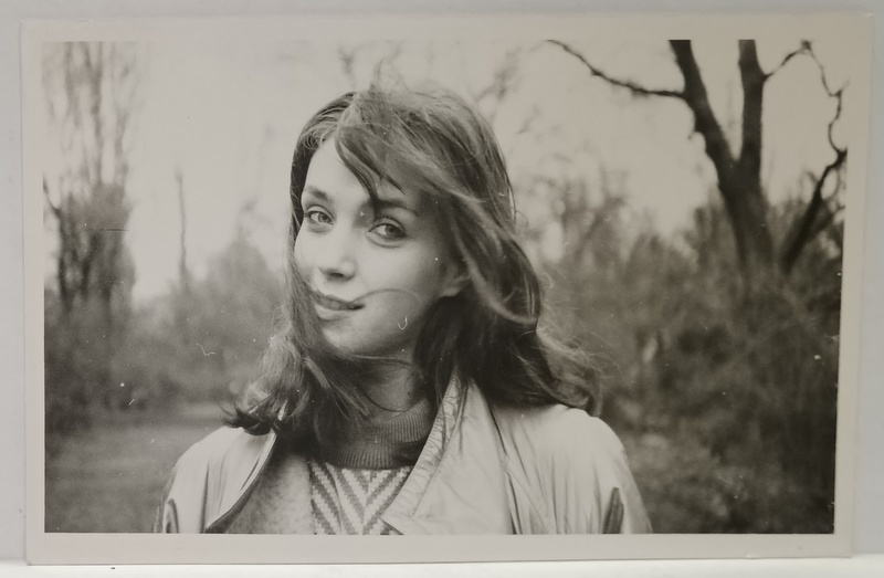 ACTRITA DIANA GHEORGHIAN , FOTOGRAFIE IN PARCUL HERASTRAU , ANII '80