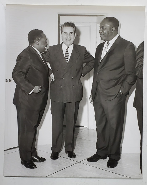 AMBASADORUL MIHAIL HASEGANU CU OFICIALI DIN SIERRA LEONE , FOTOGRAFIE , ANII ' 60