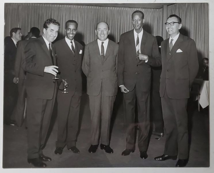 AMBASADORUL MIHAIL HASEGANU , FOTOGRAFIE DE GRUP CU DELEGATI STRAINI , SEDIUL O.N.U. , ANII ' 60