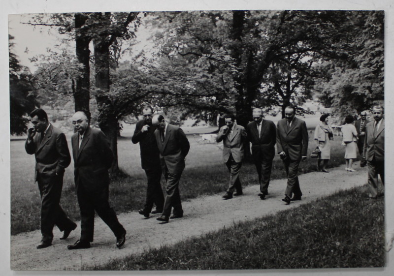 AMBASADORUL ROMAN LA O.N.U. MIHAIL HASEGANU , IN DELEGATIE LA PRAGA , CU INALTI OFICIALI , FOTOGRAFIE DE GRUP , ANII '60 - ' 70