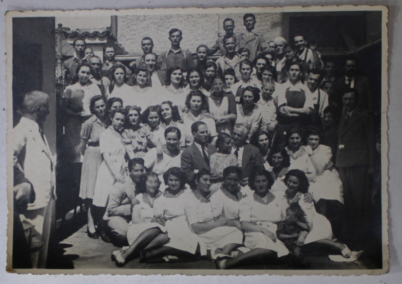 AMINTIRE DE LA INAUGURAREA FABRICII ' GH. D. PERISTERI ' STR, TRAIAN 252 , BUCURESTI , FOTOGRAFIE DE GRUP CU PERSONALUL FEMININ   , 1943