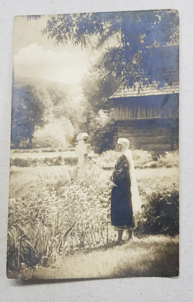 A.S.R. REGINA MARIA A ROMANIEI , IMBRACATA IN COSTUM POPULAR , LANGA O BISERICUTA DIN LEMN , STUDIO FOTO E. FISCHER , SIBIU , PERIOADA INTERBELICA