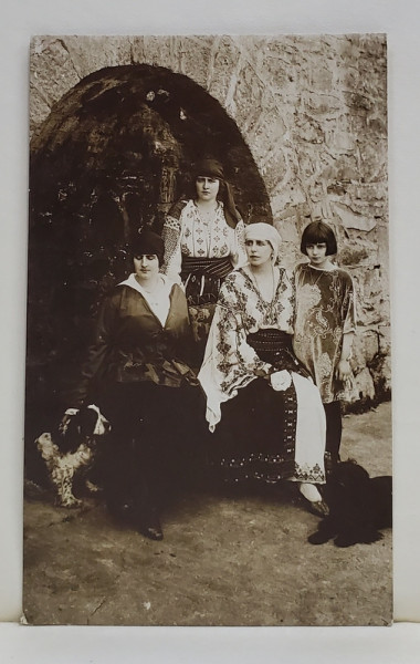 A.S.R REGINA MARIA CU PRINTESELE ELISABETA , MARIOARA SI ILEANA , CU CATELUL , IN CURTEA  CASTELULUI BRAN , STUDIO AD. A CHEVALIER , FOTOGRAFIE TIP CARTE POSTALA