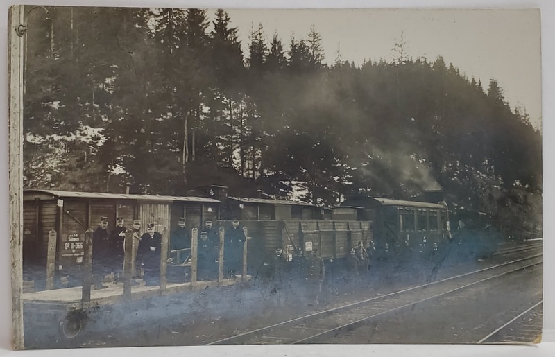 AUSTRO - UNGARIA , PERSONAL DE LA CAI FERATE SI MILITARI , FOTOGRAFIE LANGA VAGOANE DE MARFA , CARTE POSTALA , INCEPUTUL SEC. XX