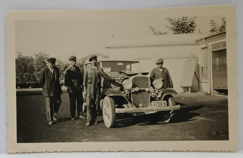 AUTOMOBIL DE EPOCA CU NUMARUL 2758 -B ,  LA GARAJUL ' UNIREA ' BANEASA , FOTOGRAFIE , 28 SEPTEMBRIE 1934