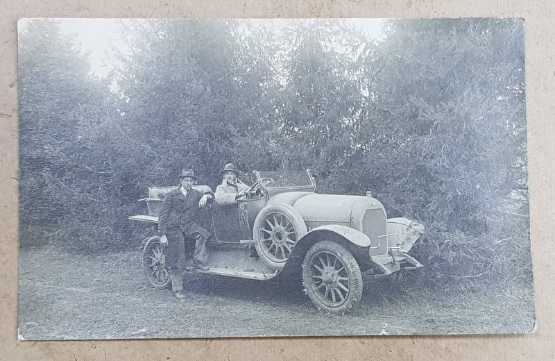 AUTOMOBIL DE EPOCA , DECAPOTABIL , CU DOI PASAGERI , IN PADURE , FOTOGRAFIE TIP CARTE POSTALA , STUDIO CHALAND si PALTOUR , CRAIOVA , MONOCROMA, 1919