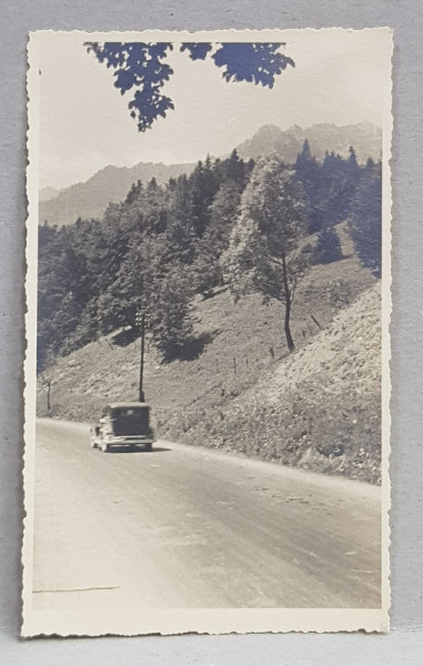 AUTOMOBIL DE EPOCA PE  SOSEA LA MUNTE , FOTOGRAFIE TIP CARTE POSTALA , MONOCROMA, NECIRCULATA , PERIOADA INTERBELICA