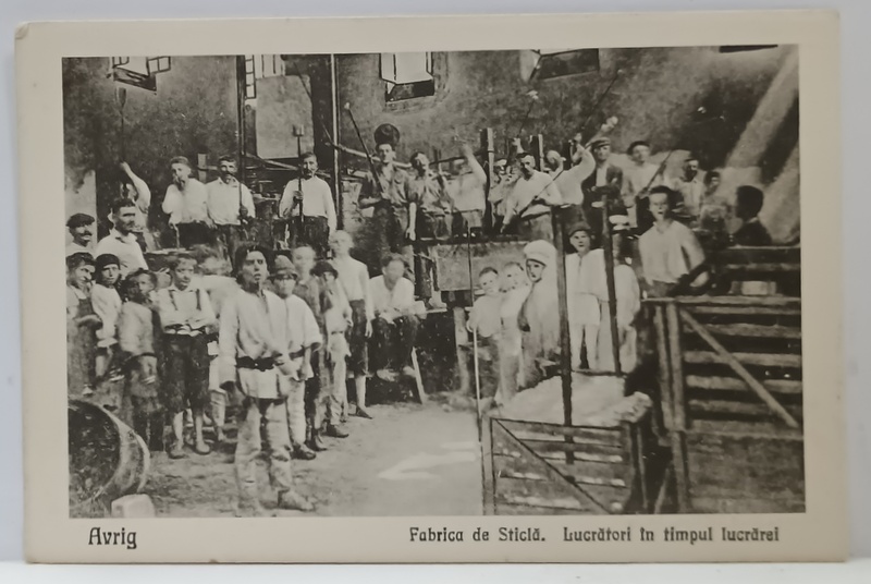 AVRIG , FABRICA DE STICLA , INTERIOR CU STICLARI SI GRUP DE COPII , CARTE POSTALA , INTERBELICA