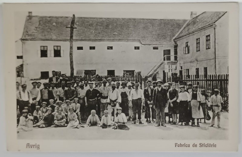 AVRIG ,  MUNCITORI STICLARI , LOCALNICI , COPII SI ADULTI , FOTOGRAFIE DE GRUP LANGA  FABRICA DE STICLARIE , CARTE POSTALA INTERBELICA