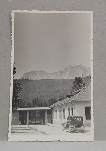 AZUGA , AUTOMOBIL DE EPOCA IN CURTEA FABRICII DE POSTAV , IN FUNDAL MUNTII BUCEGI , FOTOGRAFIE TIP CARTE POSTALA , FOTO  PETRE NESTOR , BRAILA , MONOCROMA, NECIRCULATA , DATATA AUGUST 1936