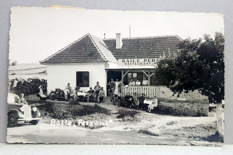 BAILE PERSANI LANGA BRASOV, FOTOGRAFIE DE GRUP LANGA UN RESTAURANT  - HOTEL , CARTE POSTALA ILUSTRATA , MONOCROMA, CIRCULATA , DATATA 1938