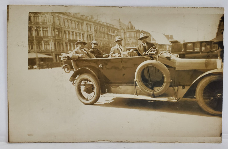 BARBATI IN AUTOMOBIL DE EPOCA , IN ORAS , FOTOGRAFIE TIP CARTE POSTALA , INCEPUTUL SEC. XX