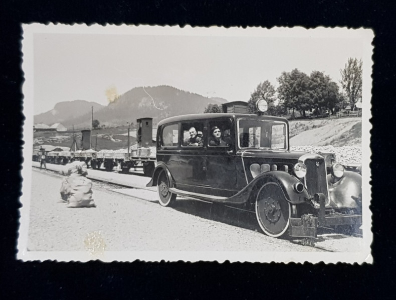 BARBATI IN AUTOMOBIL ECHIPAT PENTRU CALEA FERATA , FOTOGRAFIE MONOCROMA, PE HARTIE LUCIOASA , PERIOADA INTERBELICA