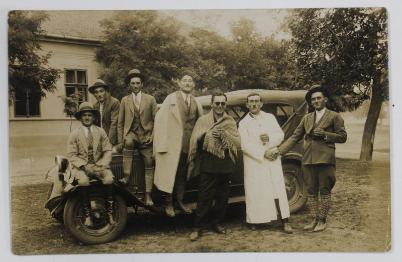 BARBATI LANGA UN AUTOMOBIL DE EPOCA , CARTE POSTALA , 1936