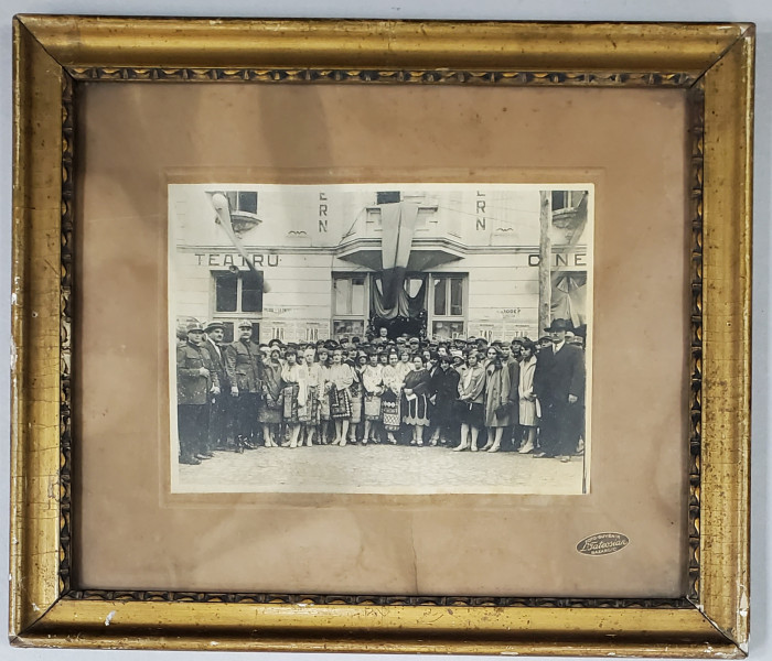 BAZARGIC , FOTOGRAFIE DE GRUP IN FATA TEATRULUI CINEMA ' MODERN ' , MILITARI , TINERE IN COSTUME POPULARE , CIVILI , FOTOGRAFIE INRAMATA , PERIOADA INTERBELICA