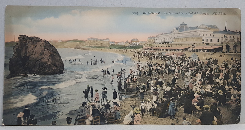 BIARITZ -  LE CASINO MUNICIPAL ET LA PLAGE , FOTOGRAFIE POLICROMA , FORMAT CARTE POSTALA TRIPLA , PERIOADA INTERBELICA