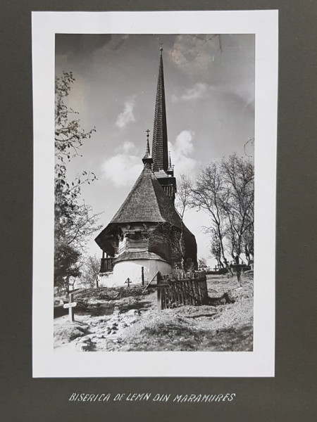 BISERICA DE LEMN DIN MARAMURES , FOTOGRAFIE MONOCROMA, PE HARTIE LUCIOASA , PRINSA PE CARTON , PERIOADA INTERBELICA