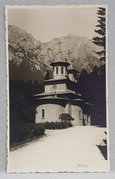 BISERICA DOMNEASCA DIN BUSTENI , VEDERE EXTERIOARA , CU MUNTII BUCEGI IN FUNDAL , FOTOGRAFIE TIP CARTE POSTALA , MONOCROMA , NECIRCULATA , PERIOADA INTERBELICA