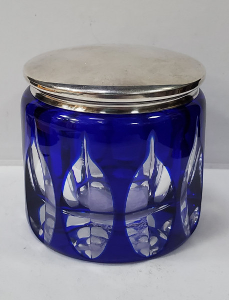 Bomboniera din cristal colorat in masa si capac argintat, Secol XX