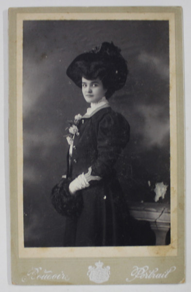 BOUDOIR PORTRAIT , TANARA IN STUDIO , FOTOGRAFIE CABINET , SFARSITUL SEC. XIX