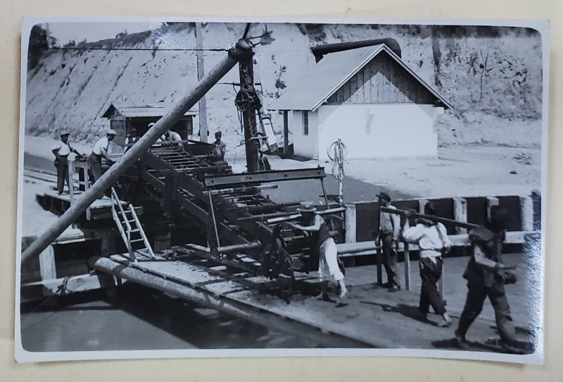 BRAILA , MUNCITORI IN PORT , NR. 5 , FOTOGRAFIE DE MICA DIMENSIUNE , INTERBELICA