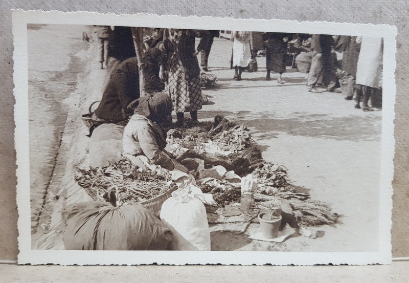 BRAILA , PIATA REGALA , VANZATOARE DE VERDETURI , FOTOGRAFIE TIP CARTE POSTALA , STUDIO PETRE NESTOR , BRAILA , MONOCROMA, NECIRCULATA , PERIOADA INTERBELICA