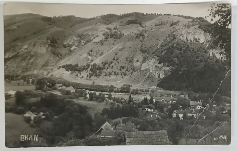 BRAN , VEDERE GENERALA , CASE DIN COMUNA SI DRUMUL CATRE CASTEL , CARTE POSTALA , INTERBELICA