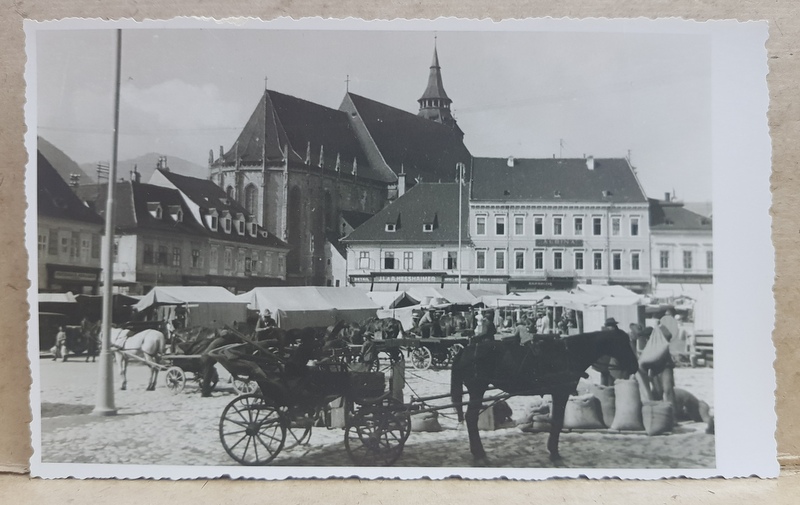 BRASOV , PIATA SFATULUI IN ZI DE TARG , IN FUNDAL BISERICA NEAGRA , FOTOGRAFIE TIP CARTE POSTALA , STUDIO KLEIN BRAILA , MONOCROMA, DATATA 1933