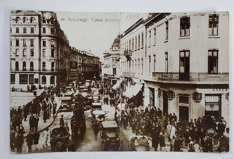 BUCURESTI , CALEA VICTORIEI , IN FATA CERCULUI MILITAR , CARTE POSTALA ILUSTRATA , 1930 , URME DE INDOIRE PE MIJLOC *