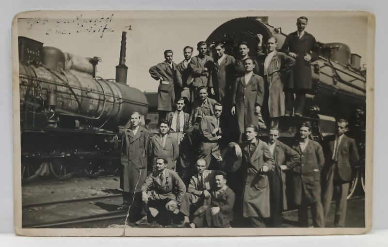 BUCURESTI , GRIVITA , SCOALA DE MAISTRI , FOTOGRAFIE CU CURSANTII PE LOCOMOTIVA SI LANGA EA , FORMAT CARTE POSTALA , 1937