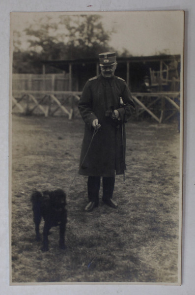 BUCURESTI , OFITER CU CAINELE LA O EXPOZITIE CANINA , FOTOGRAFIE TIP CARTE POSTALA , 1927