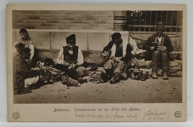 BUCURESTI , PATRU CIZMARI IN STRADA , ZONA  HALELOR , CARTE POSTALA ILUSTRATA , PERIOADA  PRIMULUI RAZBOI MONDIAL
