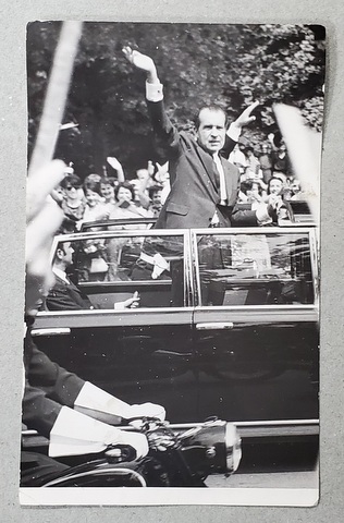 BUCURESTI , RICHARD NIXON , PRESEDINTELE S.U.A , SALUTAND MULTIMEA DIN MASINA OFICIALA , FOTOGRAFIE , 1969