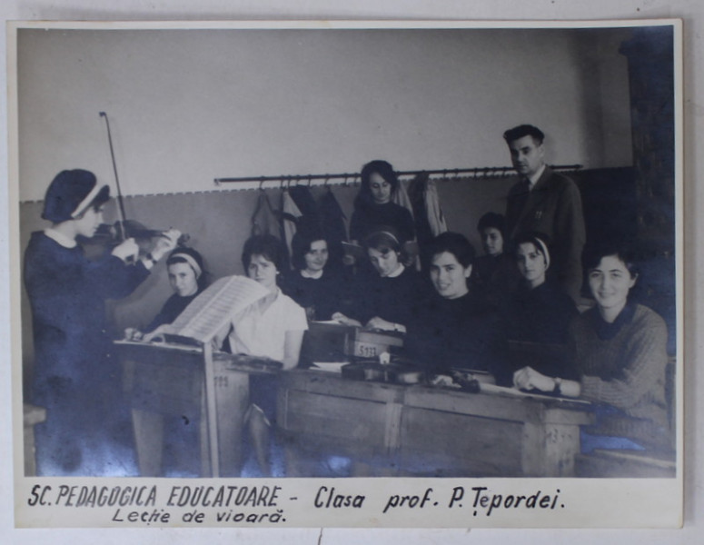 BUCURESTI , SCOALA PEDAGOGICA DE EDUCATOARE, PROF, P. TEPORDEI , LECTIE DE VIOARA , FOTOGRAFIE DE GRUP , ANII ' 60