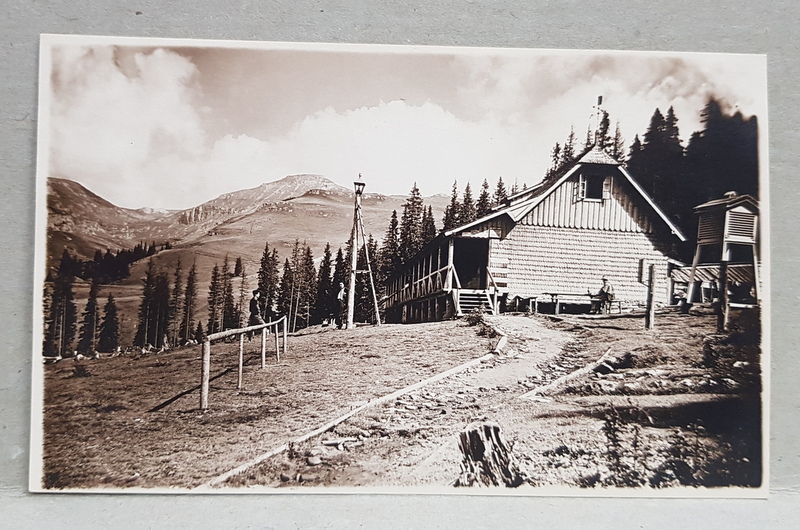 CABANA SI STATIE METEO LA MUNTE , FOTOGRAFIE TIP CARTE POSTALA , MONOCROMA, NECIRCULATA , PERIOADA INTERBELICA