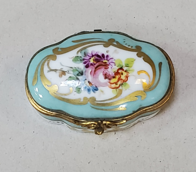 Caseta din portelan pentru pilule, pictata manual, Sevres, Secol XIX
