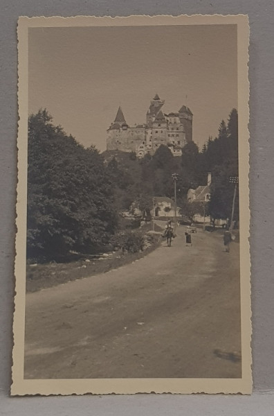 CASTELUL BRAN SI CLADIREA VAMII , VEDERE DE PE SOSEA , FOTOGRAFIE TIP CARTE POSTALA , MONOCROMA, PERIOADA INTERBELICA