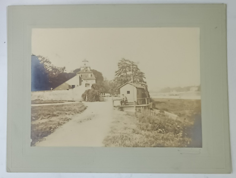 CASUTA  PAZNICULUI UNUI CONAC PE MALUL APEI , FOTO DEMIANI , CCA . 1900