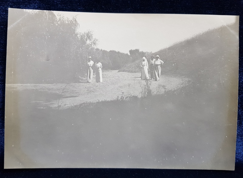 CINCI DOAMNE LA PLIMBARE , PE UN DRUM DE TARA , IN ROMANATI , FOTOGRAFIE MONOCROMA, PE HARTIE CRETATA SUBTIRE , DATATA PE VERSO 1914