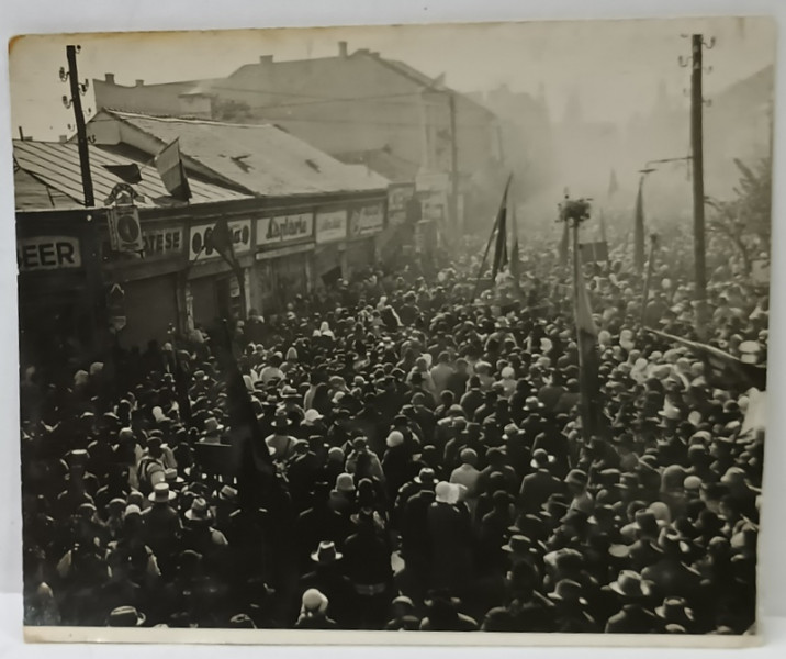 CLUJ , MULTIME DE PARTICIPANTI  LA O ADUNARE POPULARA , CU STEAGURI SI PANCARTE,  STRADA DIN ORAS , FOTOGRAFIE 1930