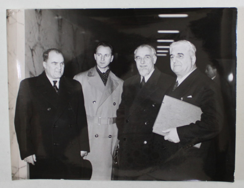 CONSTANTIN PARVULESCU, UNUL DINTRE FONDATORII P.C.R.  si STEFAN VOITEC INTAMPINATI DE PRIMARUL DIN BOLOGNA , ROMA , FOTOGRAFIE DE PRESA , 1956