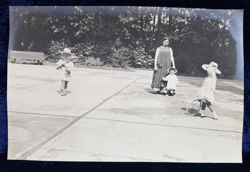 COPII JUCAND TENIS , IZBICENI , FOTOGRAFIE MONOCROMA, PE HARTIE LUCIOASA , DATATA 1912